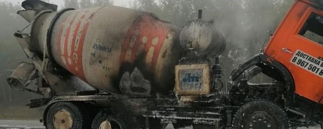 На трассе в Саратовской области загорелся КамАЗ-цементовоз