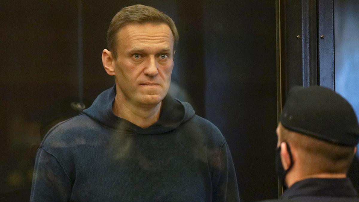 Порядка 20 сотрудников посольств прибыли на слушание дела Навального