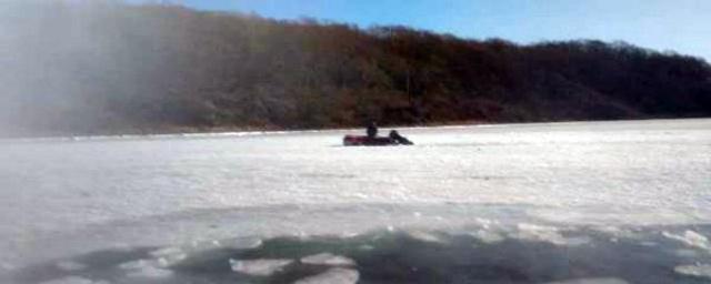 Сотрудники МЧС спасли приморца, лодку которого зажало льдом в бухте