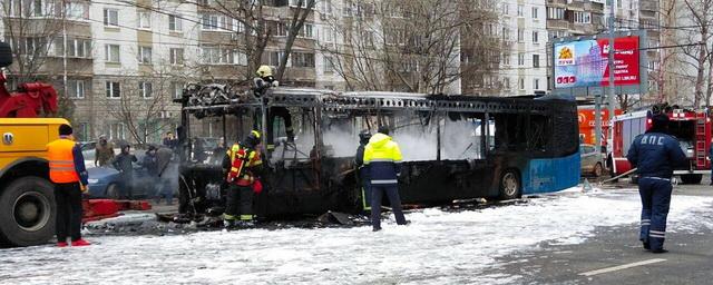 На улице Наметкина в Москве в ходе движения воспламенился пассажирский автобус