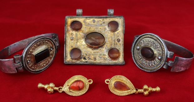 На раскопках под Симферополем нашли редчайшую коллекцию украшений III века