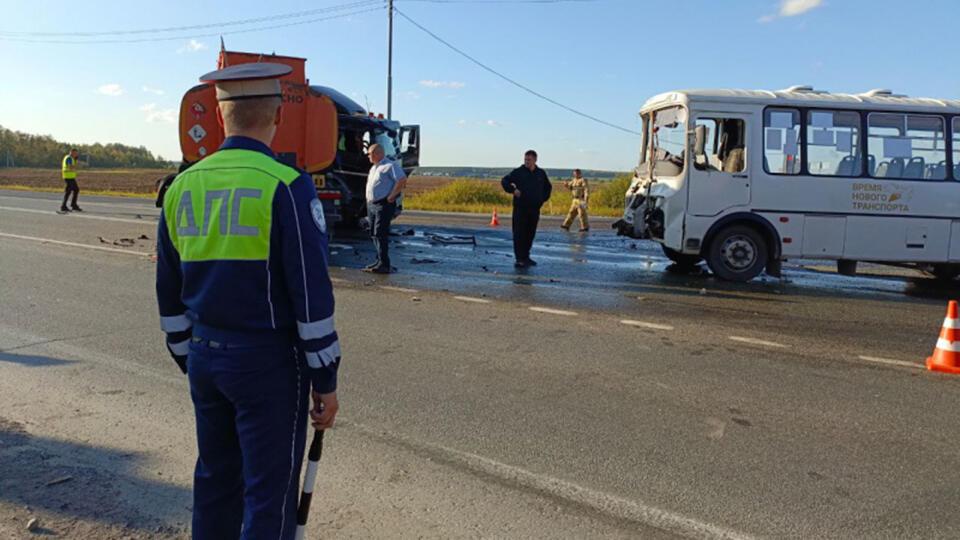 Жесткое ДТП с бензовозом и пассажирским автобусом произошло под Екатеринбургом