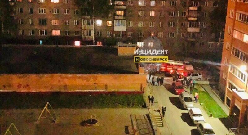 В Новосибирске на подземной парковке загорелись машины