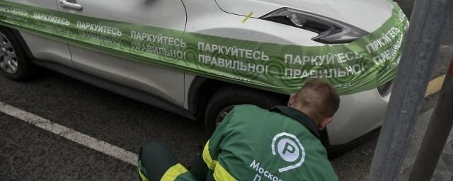 В Москве эвакуатор раздавил крышу автомобиля при погрузке