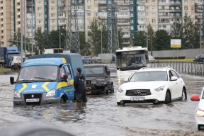 «Делия» накрыла с головой Петербург: в Северной столице забили 30-метровые фонтаны