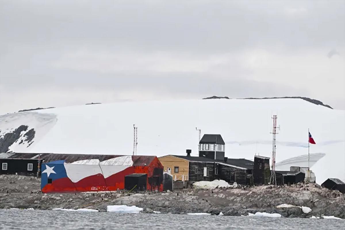 Американец нелегально посадил самолет в Антарктиде и не смог вернуться