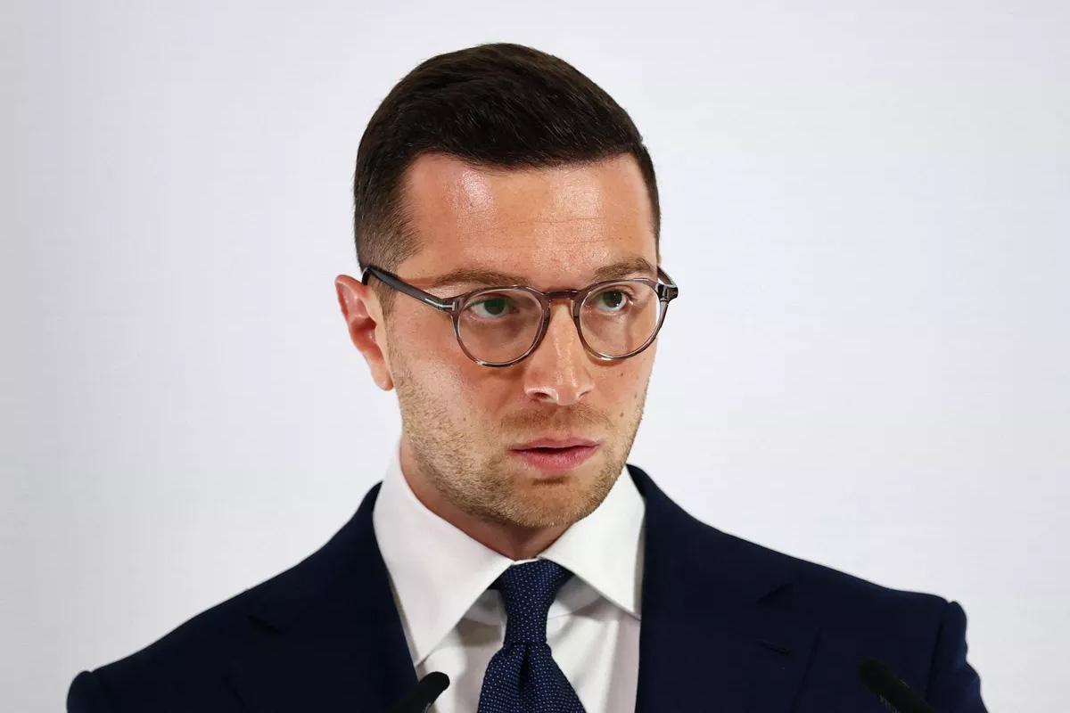 «Долой флаг ЕС!» Кандидат в президенты Франции пообещал очистить Елисейский дворец от евросимволов