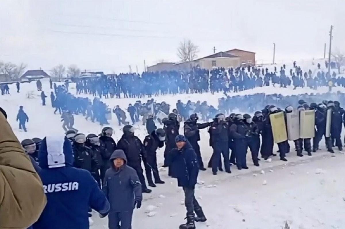 В Башкирии возбудили уголовное дело после массовых беспорядков у здания суда, полиция разыскивает провокаторов