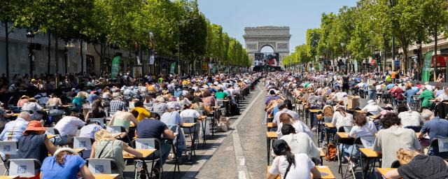 Диктант на Елисейских полях в Париже побил мировой рекорд по числу участников