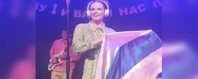 Покинувшая Россию певица Монеточка устроила концерт в поддержку Украины — Видео