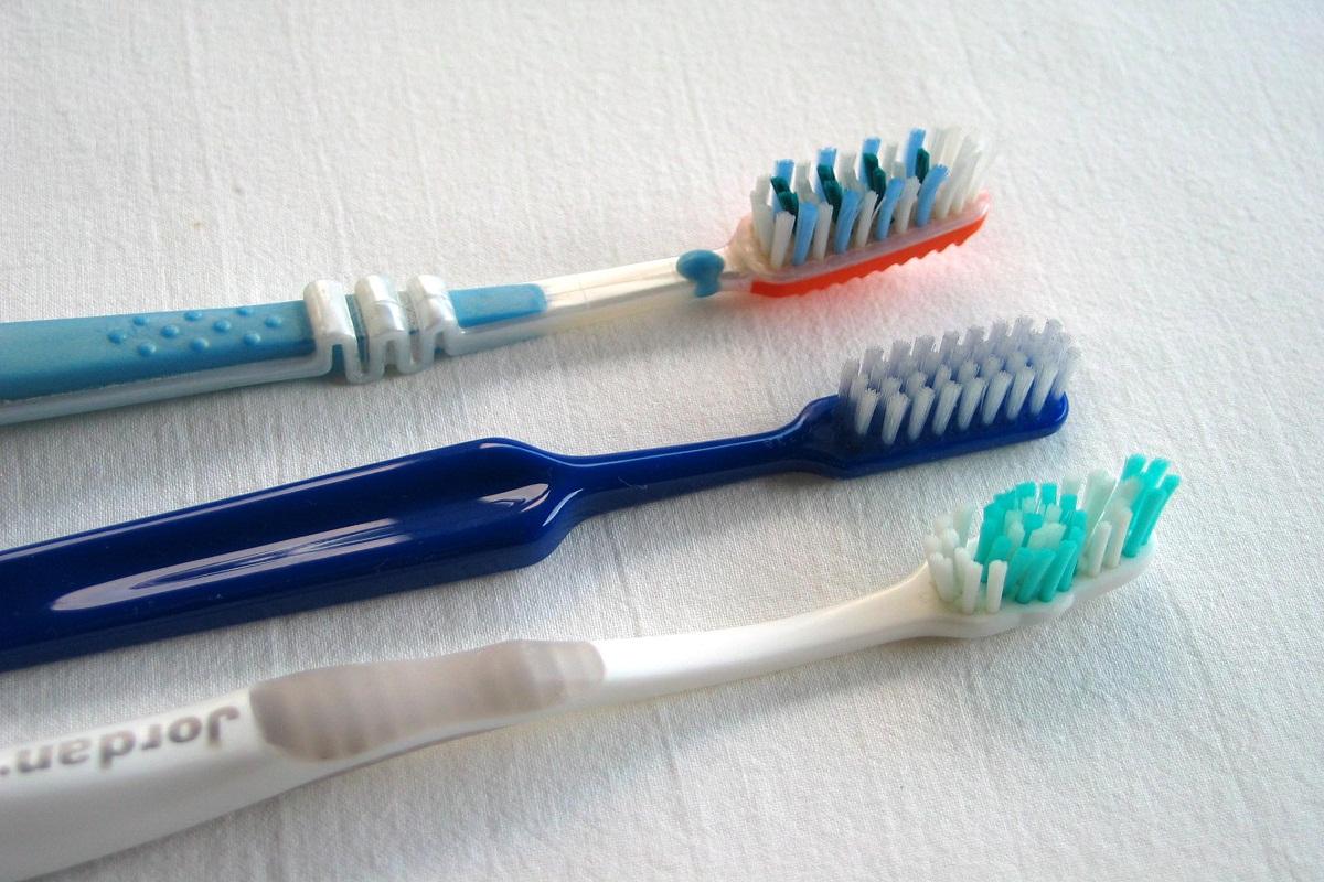 Стоматолог Мартынова объяснила, как выбрать зубную щетку