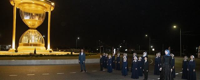 На въезде в Грозный открыли инсталляцию в виде 15-метровых песочных часов