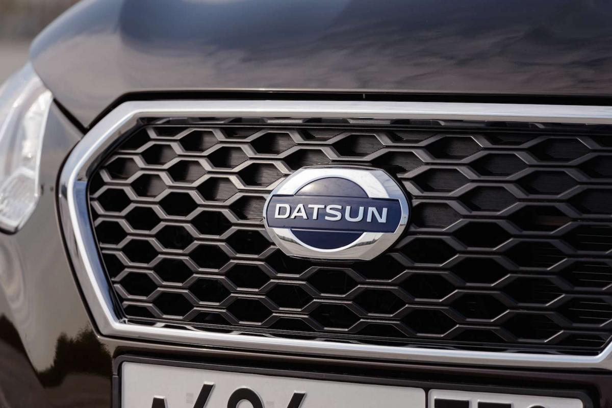 Марка datsun. Дацун значок. Знаки машин Дацун. Датсун бренд. Датсун значок автомобиля.