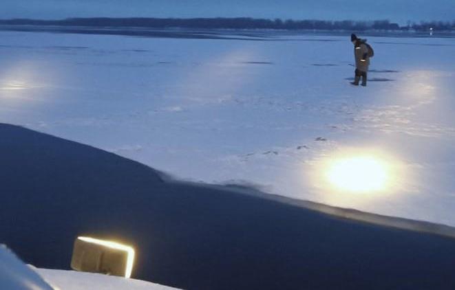 В Самаре спасатели сняли с дрейфующей по Волге льдины незадачливого рыбака
