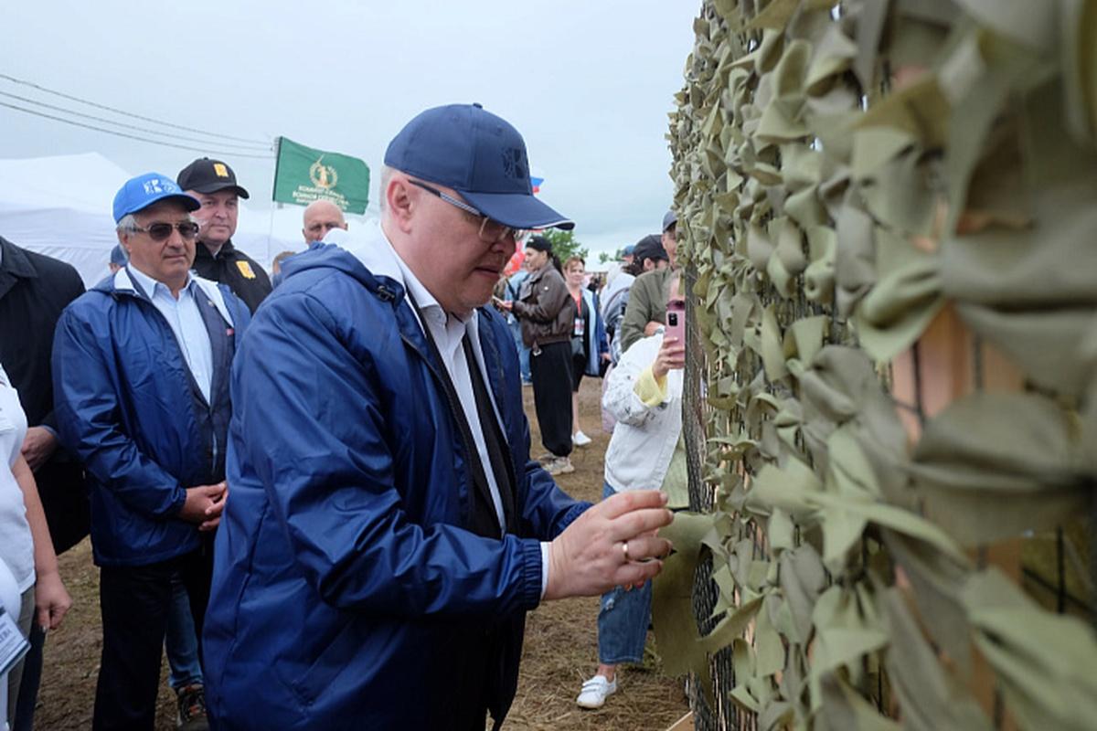 Губернатор Кировской области Александр Соколов принял участие в плетении самой большой маскировочной сети