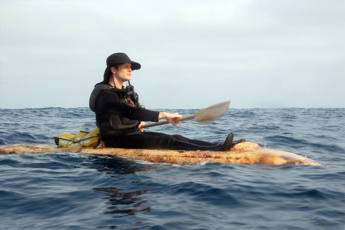 Американский ученый проплыл в океане более 40 км на лодке из грибов