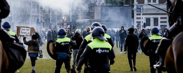 Протесты в Амстердаме не прекращаются: задержаны более 30 человек