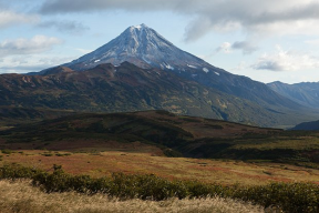 На помощь сорвавшимся с Вилючинского вулкана альпинистам вылетел вертолет