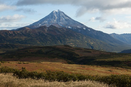 На помощь сорвавшимся с Вилючинского вулкана альпинистам вылетел вертолет