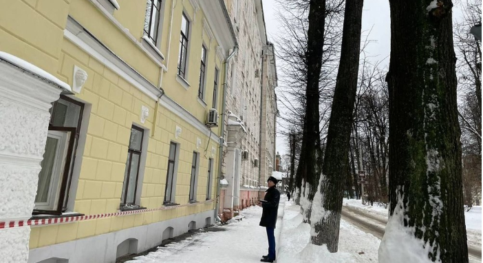 В Ярославле трехлетняя девочка попала в больницу после падения на нее глыбы льда