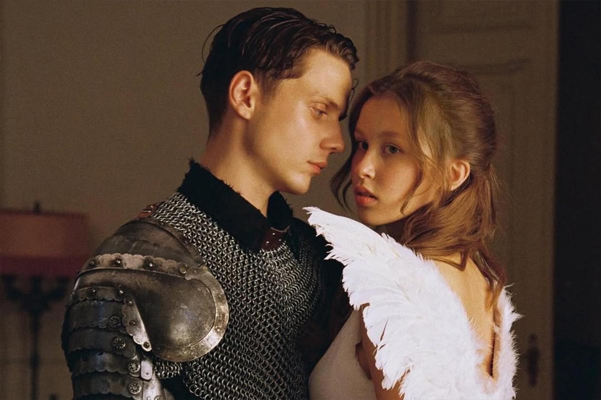 Слухи о помолвке: Анну Пересильд заметили с кольцом на безымянном пальце