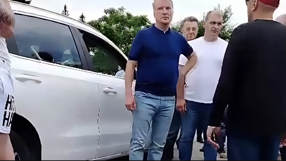 Скандал на Алтае: таксисты разозлили Германа Грефа. Почему клиенты стали разрезать карты Сбера?