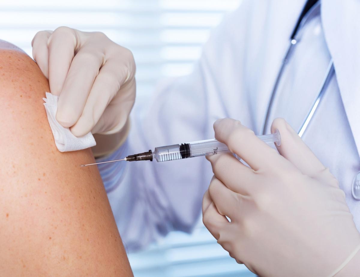 8,5 тысячи человек в ФРГ могли получить физраствор вместо вакцины от COVID-19