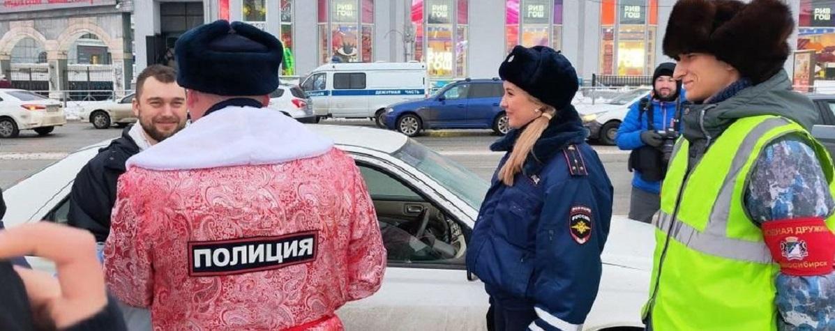 Сотрудники МВД поздравили детей из детсада в Новосибирской области в рамках акции «Полицейский Дед Мороз»