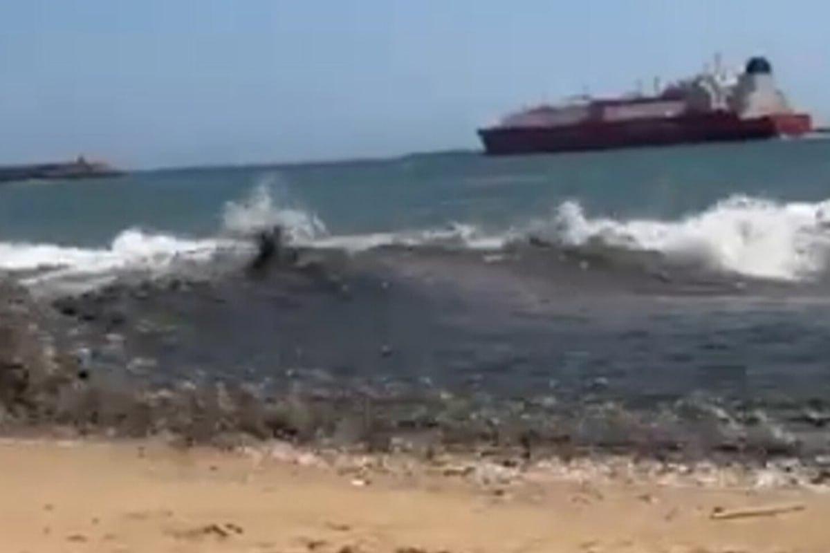 Черная волна от 300-метрового судна швырнула туристов на скалы в Андалусии