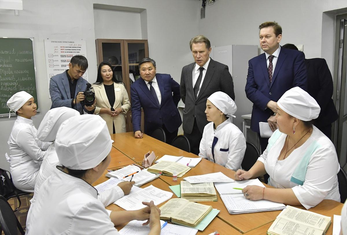 Глава Минздрава РФ Михаил Мурашко со своей командой посетил медучреждения Тувы