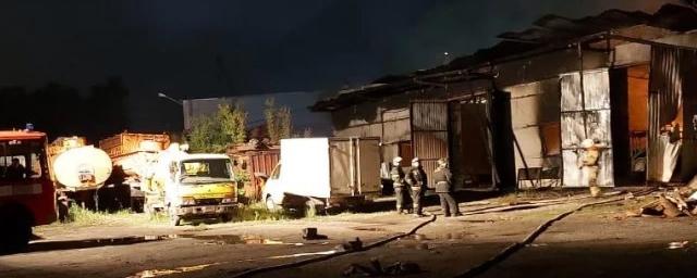 В ночном пожаре под Новосибирском сгорели несколько машин