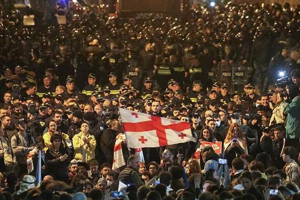 На митинге в Тбилиси полиция задержала 14 человек
