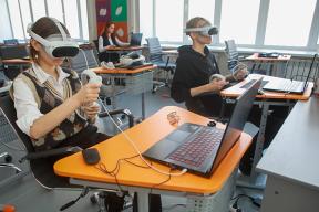 Робот-бармен, робот-папарацци и робот-танк: крымские школьники собрали необычную технику в университетской лаборатории