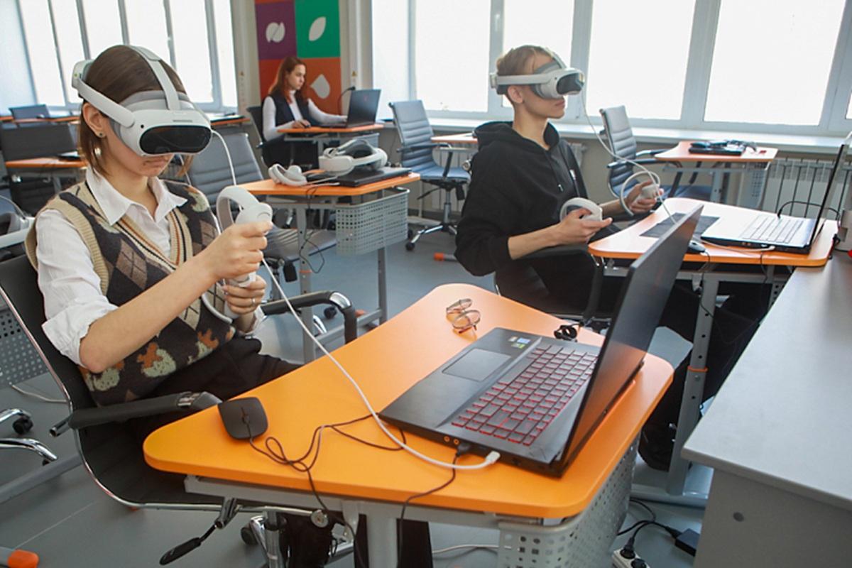 Робот-бармен, робот-папарацци и робот-танк: крымские школьники собрали необычную технику в университетской лаборатории