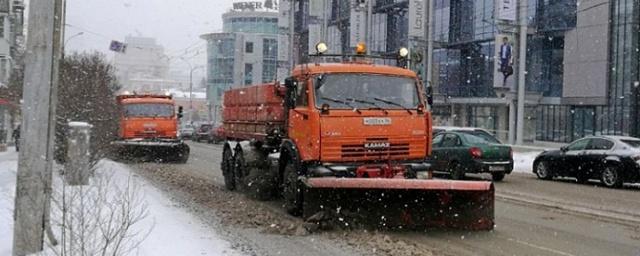 В Екатеринбурге на уборке снега задействованы 130 единиц спецтехники