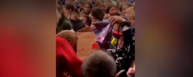 В Комсомольске-на-Амуре дети устроили давку из-за бесплатного мороженого