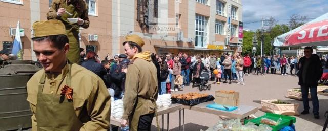 В Калуге выстроилась огромная очередь за солдатской кашей