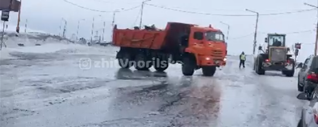 Дорога между Норильском и аэропортом оказалась под толстым слоем льда