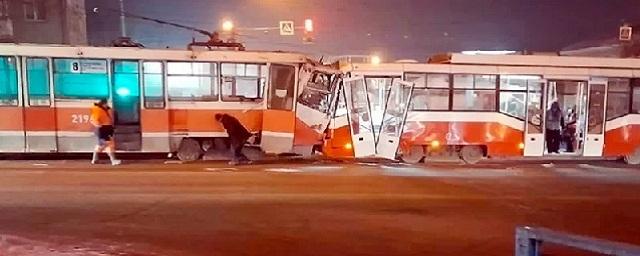 В Новосибирске при столкновении двух трамваев пострадали 15 человек