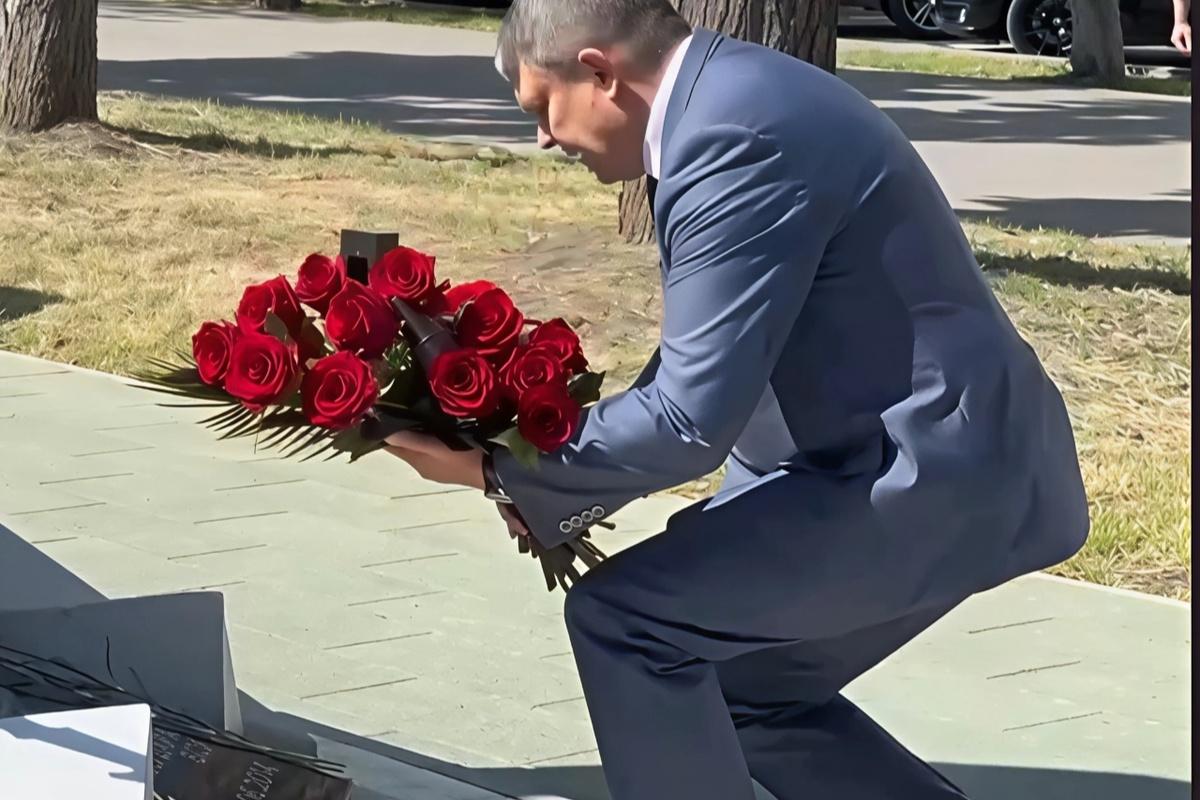 В Луганске почтили память жертв авиаудара 2014 года по зданию администрации