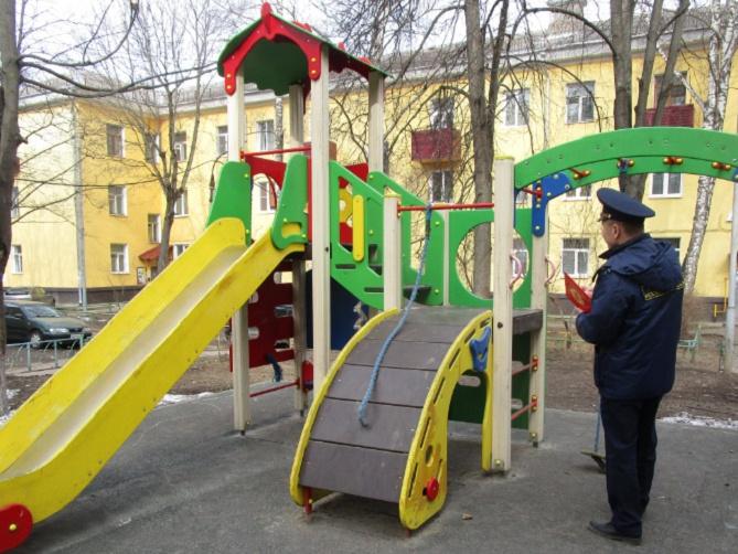 Госадмтехнадзор проверяет в Чехове содержание детских площадок