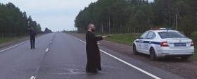 В Вологодской области батюшка освятил аварийные участки дорог