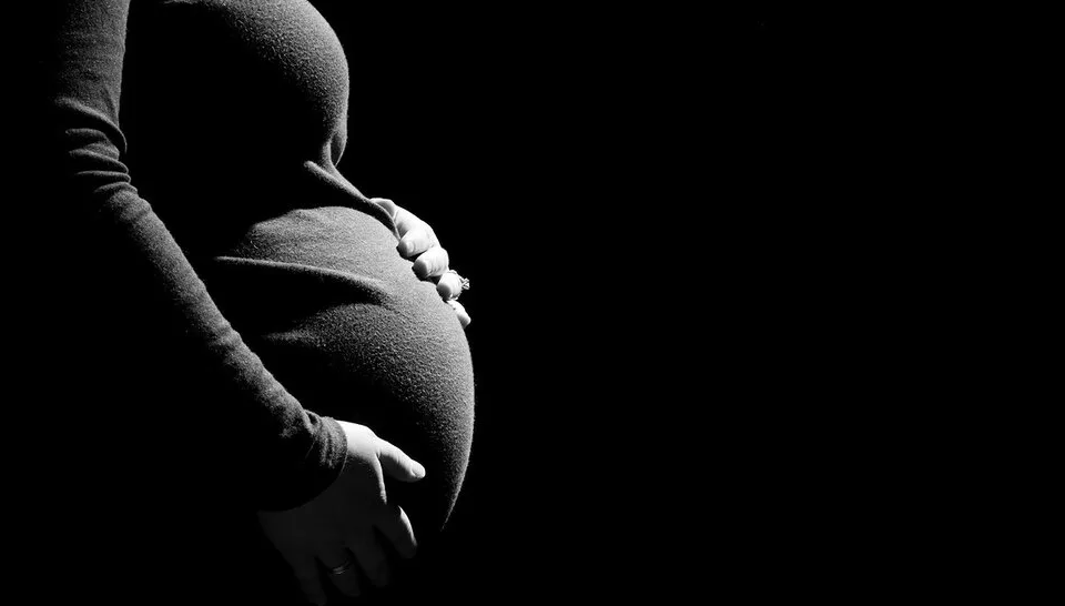 В Омске мужчина до смерти забил 18-летнюю беременную возлюбленную во время попойки