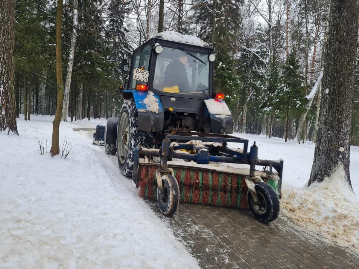 В Красногорске продолжают убирать снег