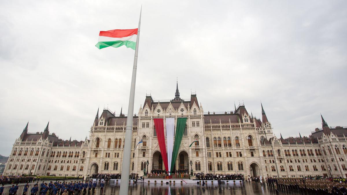 Будапешт может снять вето на помощь ВСУ, если ее будут пересматривать ежегодно