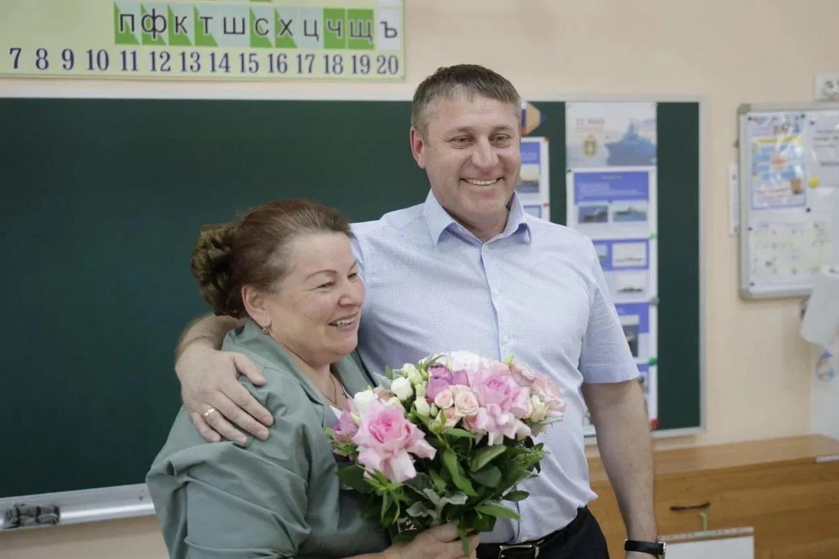 «Спасибо вам за труд»: врио губернатора Белгородской области Александр Шуваев в новооскольской школе №1 встретился со своей первой учительницей