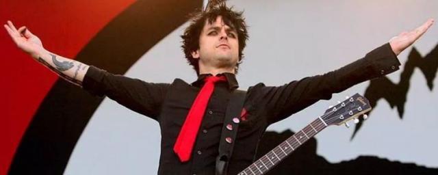 Лидер Green Day откажется от американского гражданства из-за отмены права на аборт
