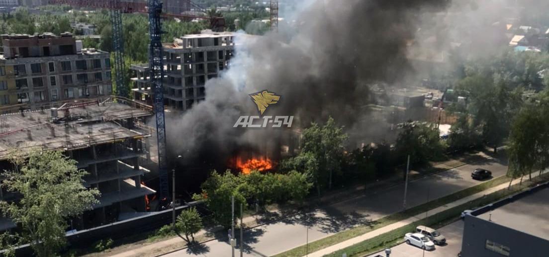 В Новосибирске во время пожара на стройке ЖК «Авиатор» произошел взрыв газа