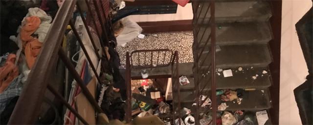 Видео: В Петербурге в заваленной мусором квартире ищут пропавших хозяев