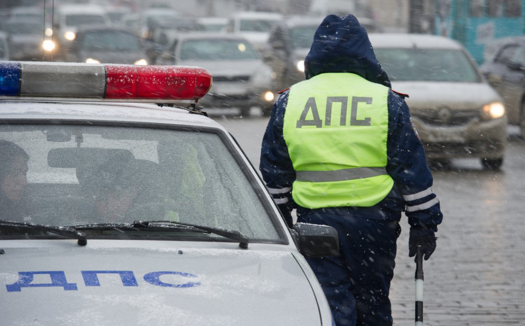 В Новосибирске сотрудники ГАИ помогли водителю сломавшегося авто